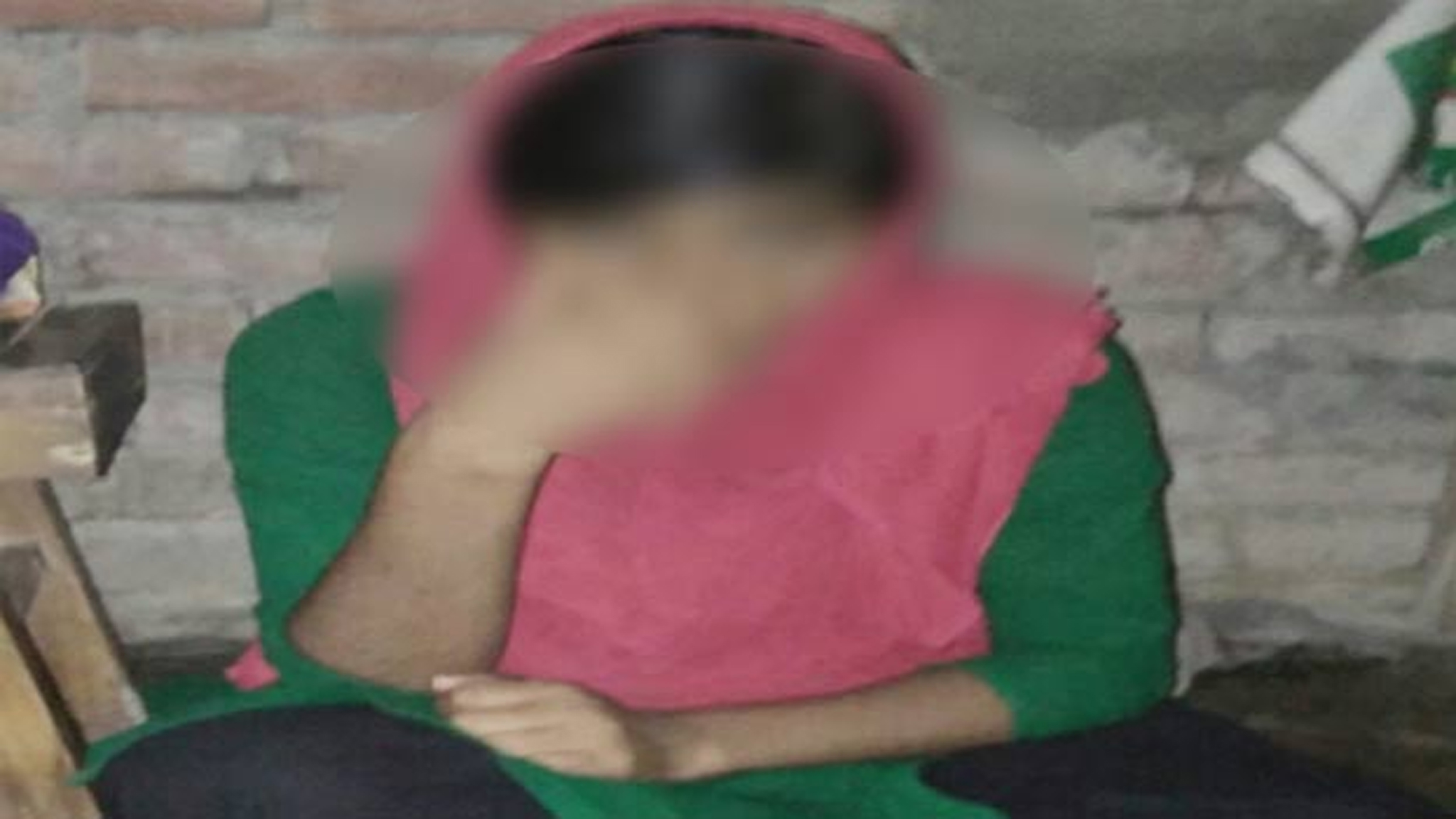 বিয়ের দাবিতে প্রেমিকের বাড়িতে কলেজ ছাত্রী!