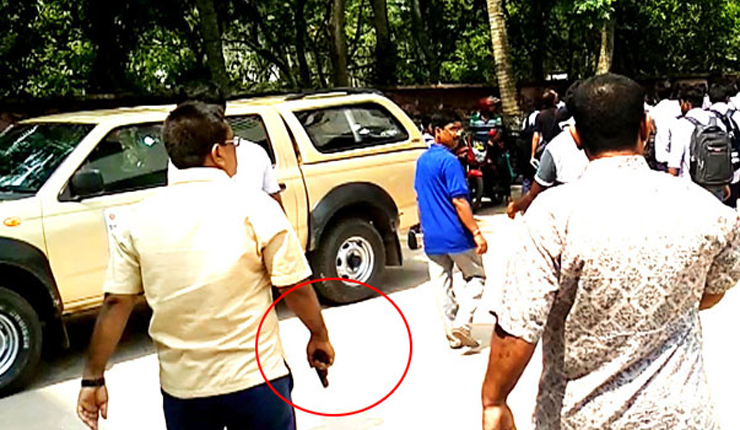 অস্ত্র হাতে ঠিকাদার রেজাউল আলম