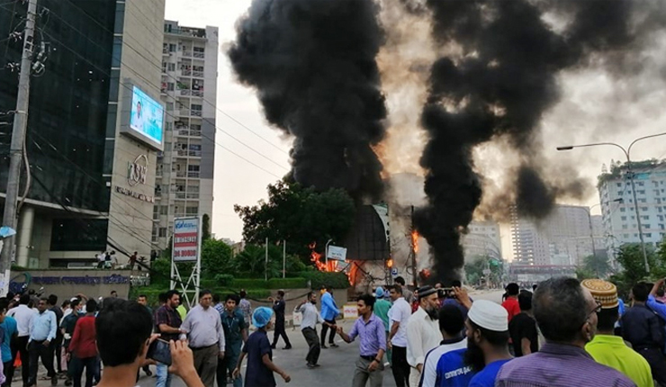 কল্যাণপুরে পেট্রল পাম্পে আগুন