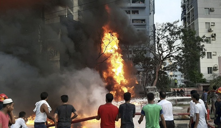 তেলের গাড়ি থেকে আগুন, পুড়ল ফিলিং স্টেশনও