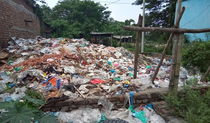 বাজারে ময়লা আবর্জনার স্তুপ, দূর্গন্ধে অতিষ্ঠ জনসাধারণ
