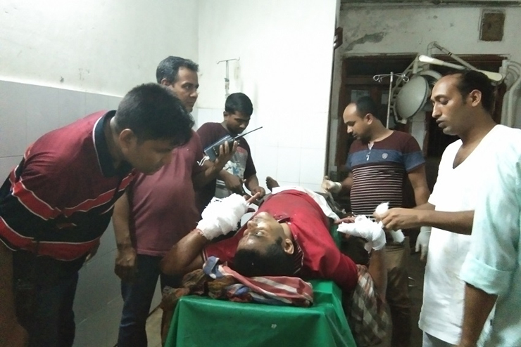 সড়কে ফেলে ফিল্মি স্টাইলে যুবককে কোপালো অস্ত্রধারীরা