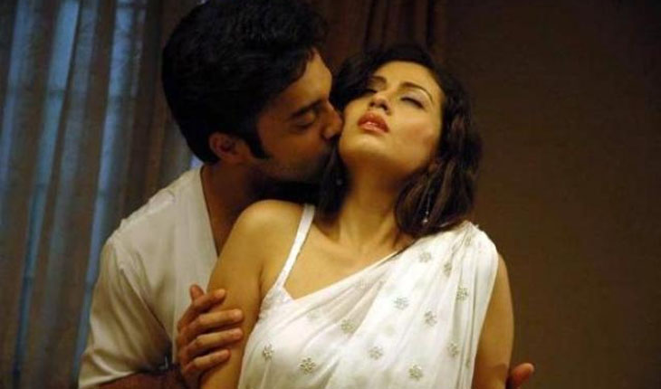খোদ ঢাকাতে অনলাইনে চলছে জমজমাট যৌনবাণিজ্য