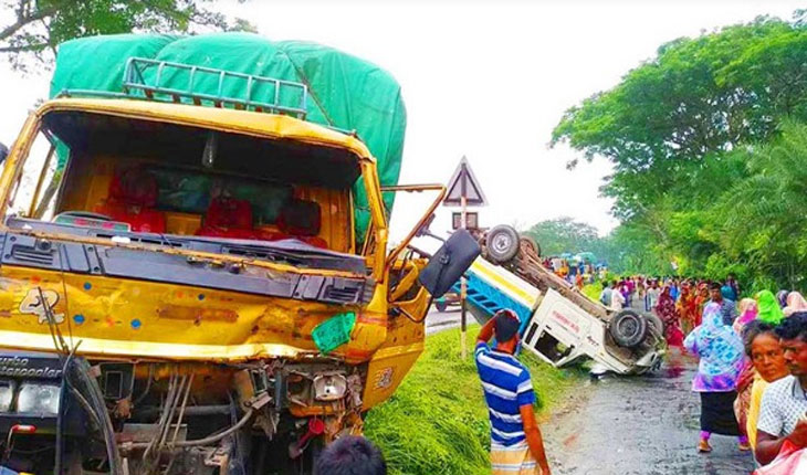 নাটোরে ট্রাকচাপায় ৩ শ্রমিক নিহত