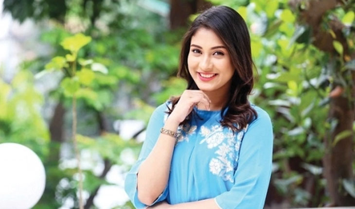 উড়োজাহাজের দরজা খুলেই ঝাঁপ দিলেন মেহজাবিন!