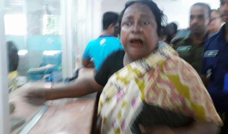 দিনদুপুরে ব্যাংক থেকে বৃদ্ধার লাখ টাকা নিয়ে চম্পট