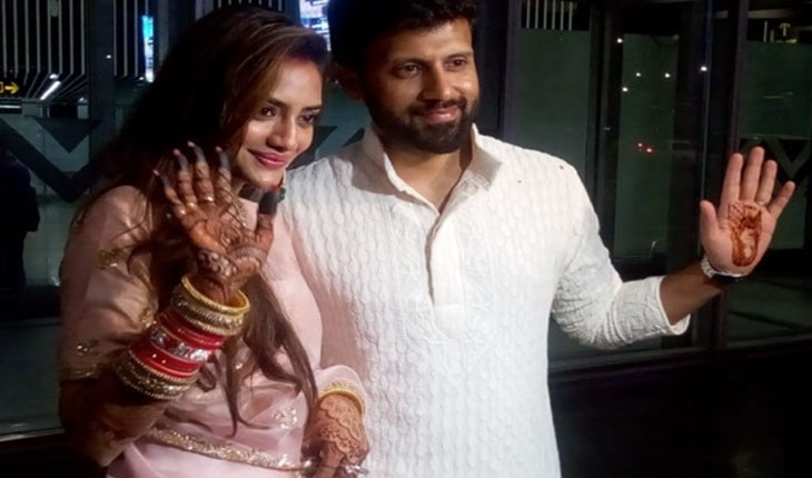 সিঁথিতে সিঁদুর, স্বামীর হাত ধরে দেশে ফিরলেন নুসরাত 