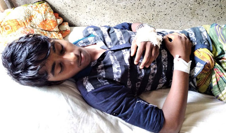 চেয়ারে বসায় ছাত্রের কব্জি কেটে দিলেন মাদ্রাসাশিক্ষক