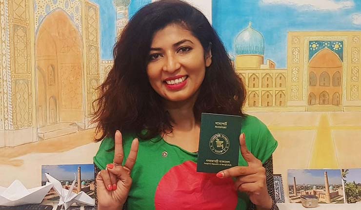 ‘বাঙালি মেয়েরা শাড়ি কিনে, আমি টিকিট কিনি’