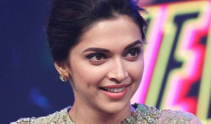 খোলামেলা ব্লাউজ পরে ফের বিতর্কে দীপিকা