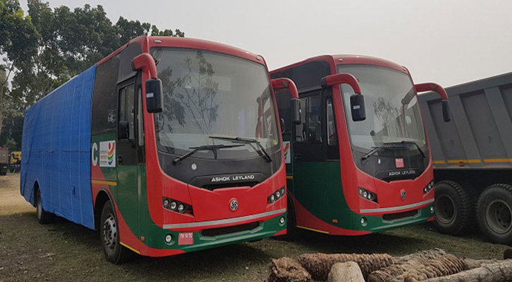 ভারত থেকে আনা নতুন বাসের ছাদ ফুটো