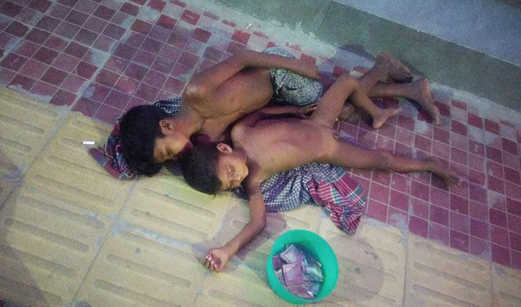 বাচ্চা দুটিকে প্রতিদিন স্কয়ার হাসপাতালের সামনে শুয়ে থাকতে দেখি