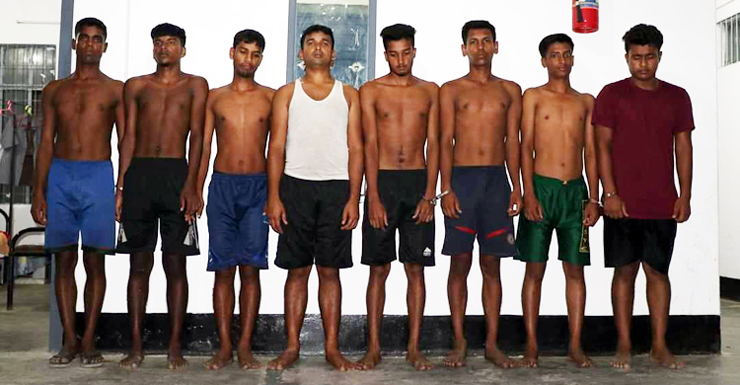 ঘুষ দিয়ে কনস্টেবল হতে যেয়ে আটক ৮