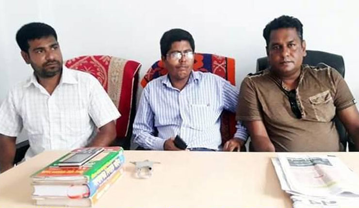 চাঁদাবাজির অভিযোগে প্রেস লেখা মাইক্রোবাস সহ ৪ জন আটক