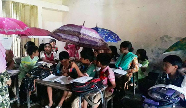 শ্রেণিকক্ষে ছাতা মাথায় শিক্ষার্থীরা!