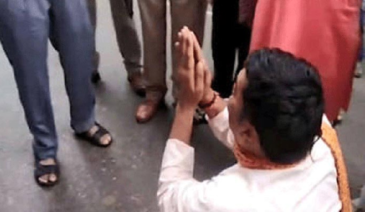 রাস্তায় পুলিশের পা জড়িয়ে ধরে কেঁদে ফেললেন মন্ত্রী!