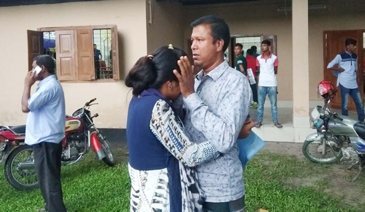 পুলিশ লাইনে বাবাকে জড়িয়ে ধরে মেয়ের কান্না