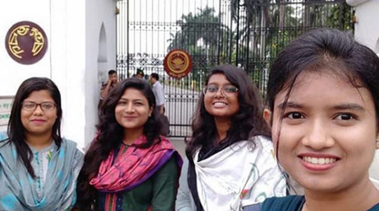 ধর্ষণের শাস্তি মৃত্যুদণ্ড চেয়ে রাষ্ট্রপতির কাছে ঢাবি ছাত্রীদের স্মারকলিপি