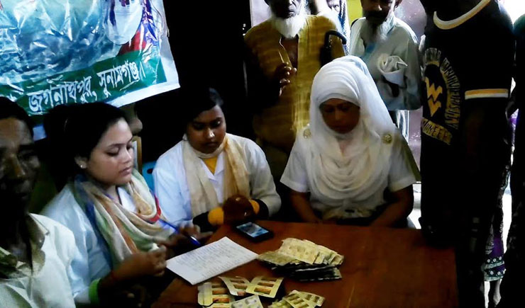 জগন্নাথপুরে বন্যার্তদের মধ্যে ত্রাণ বিতরণ