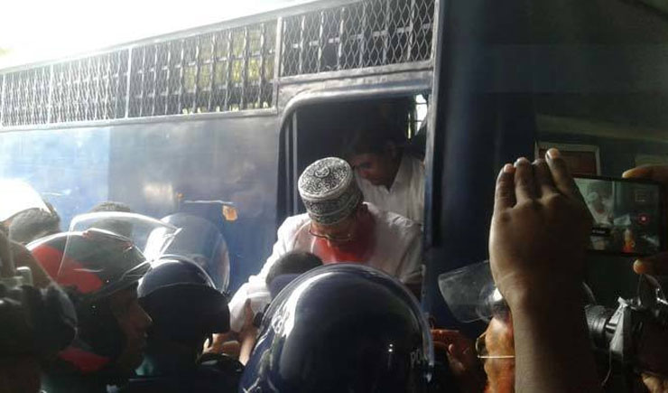 আদালতে সাঈদীকে দেখতে উৎসুক জনতার ভিড়