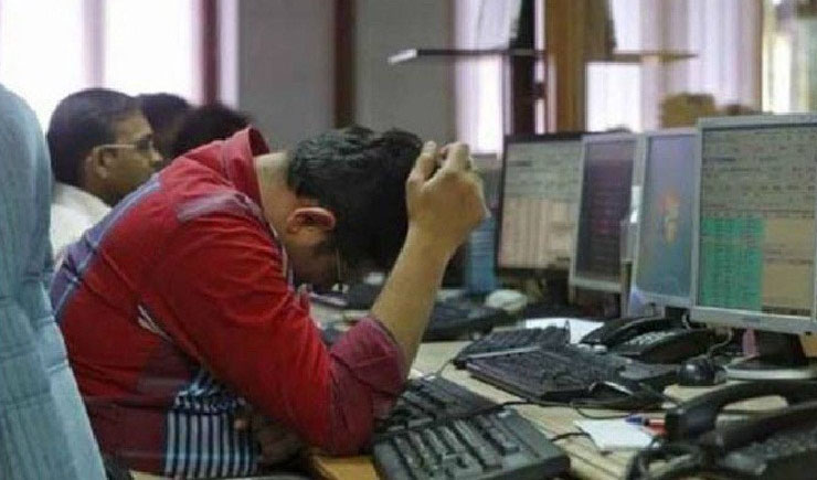 রাঘব বোয়ালরা অধরা, বাকিরা নিঃস্ব!