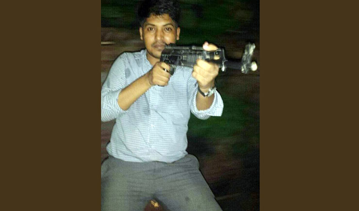 অস্ত্র হাতে ভাইরাল কে এই যুবক