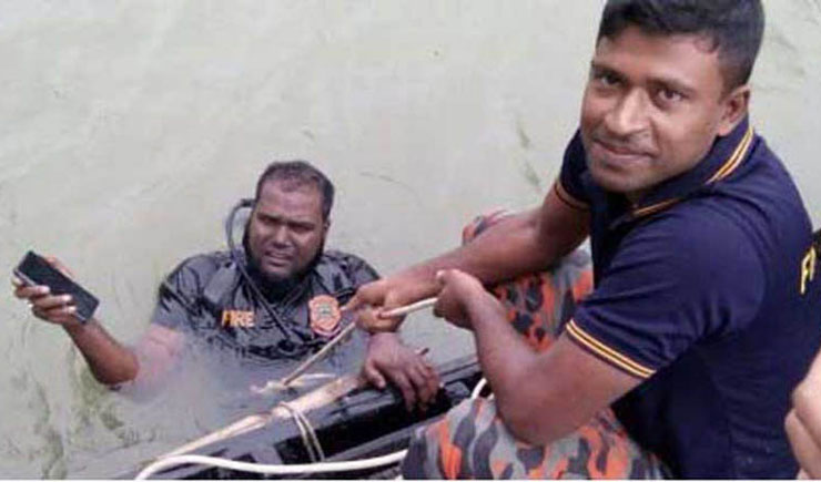 সেলফি তোলার সময় ইউএনও’র স্ত্রীর মোবাইল পানিতে, উদ্ধারে ৬ সদস্যের ডুবুরি দল