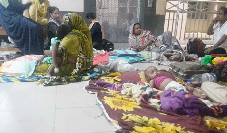 ডেঙ্গুর থাবায় হাসপাতালের ফ্লোরে কাতরাছে শিশু, নারী-পুরুষ