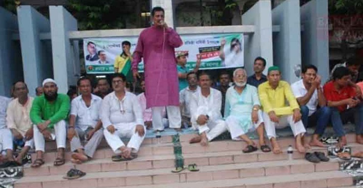 জুতা পায়ে শহীদ মিনারের বেদীতে রাজশাহীর বিএনপি নেতারা
