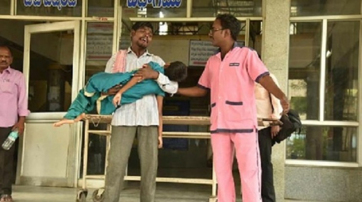 অ্যাম্বুল্যান্স দেয়নি হাসপাতাল, মেয়ের লাশ কোলে নিয়েই রওনা দিলেন বাবা