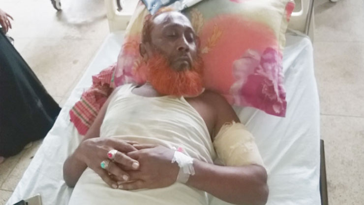 ফেনীতে মুসল্লিকে কুপিয়ে জখম