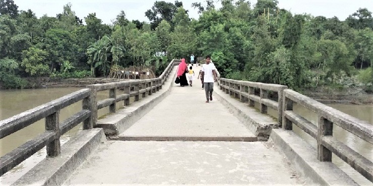 অবৈধভাবে মাটি উত্তোলন, দেবে গেল ব্রিজ