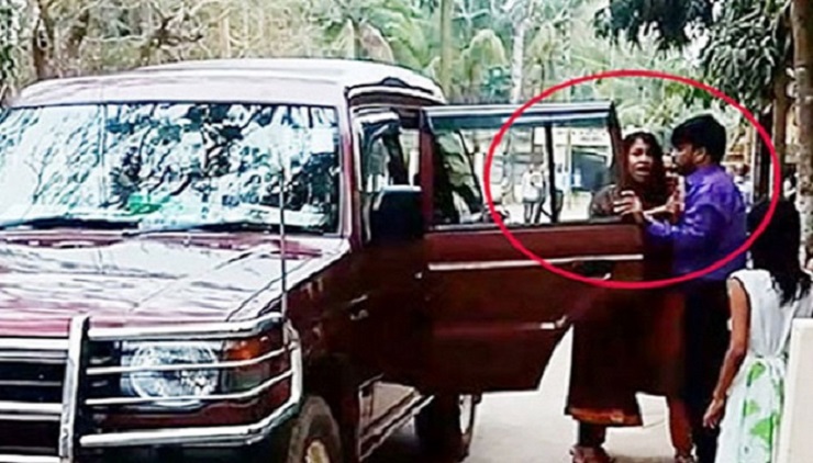 প্রকাশ্য রাস্তায় স্ত্রীর সঙ্গে ‘ধস্তাধস্তি’, এলাকা ছাড়লেন সেই ইউএনও