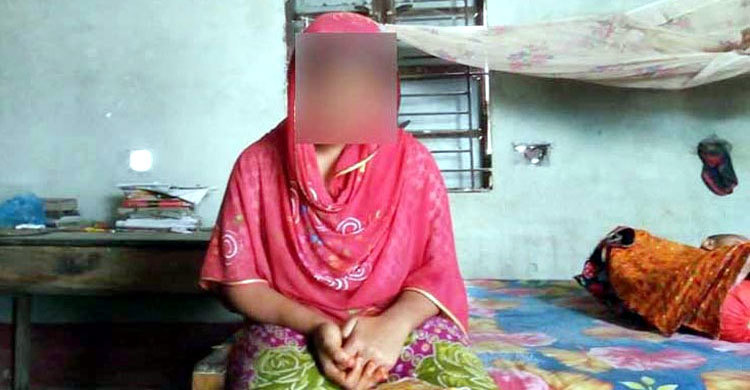 বিয়ের দাবিতে ছাত্রলীগ নেতার বাড়িতে তরুণীর অনশন
