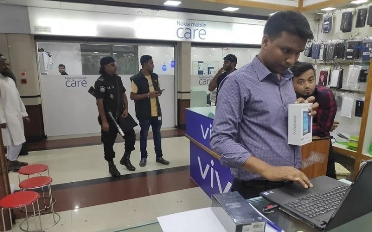 বসুন্ধরা সিটিতে ২৫ লক্ষ টাকার নকল মোবাইলফোন জব্দ