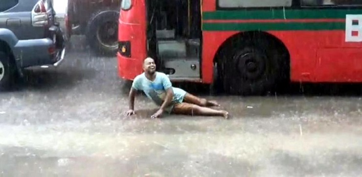 বৃষ্টির মাঝে যুবকের অদ্ভূত নাচ, ভিডিও ভাইরাল