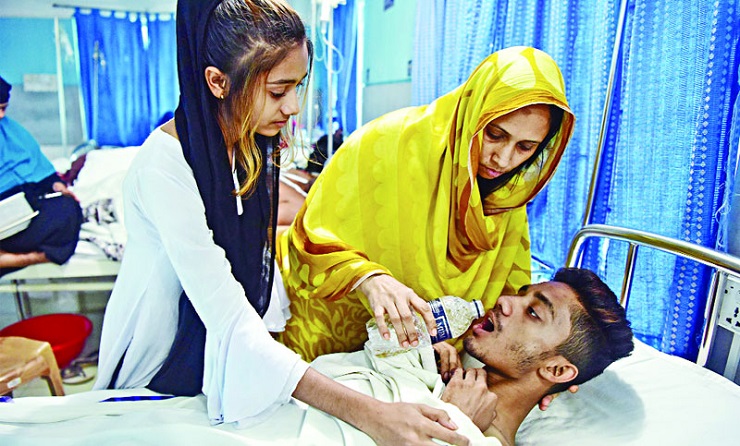 বেপরোয়া বাসের চাপায় বাবার মৃত্যু। এই শোক কাটতে না কাটতেই ছেলে আলভী দুর্ঘটনায় মৃত্যুশয্যায়। হাসপাতালে আলভীর পাশে মা ও বোন। গতকাল শ্যামলীর ট্রমা সেন্টার থেকে তোলা। সংগৃহীত