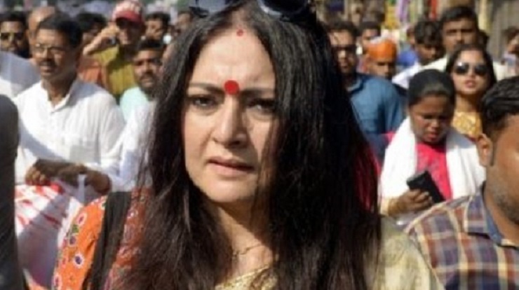 বিশ্ববিদ্যালয়ে অভিনেত্রীর শাড়ি ছেঁড়ার চেষ্টা