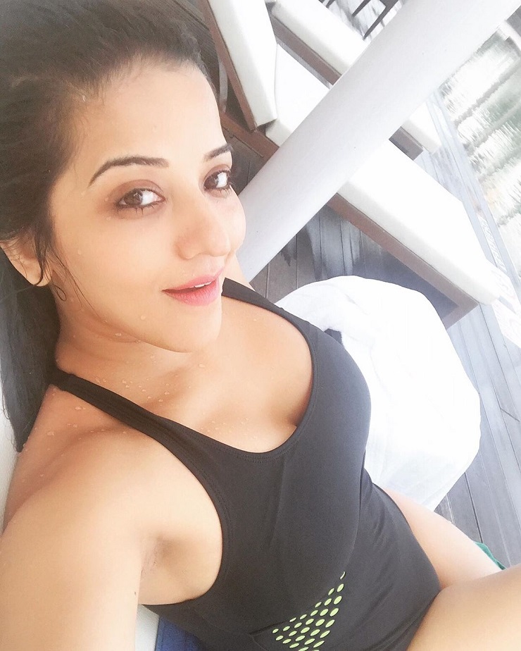 ভেজা শরীরে সুইমিং পুলে ‘ঝুমা বৌদি’, ভাইরাল ছবি