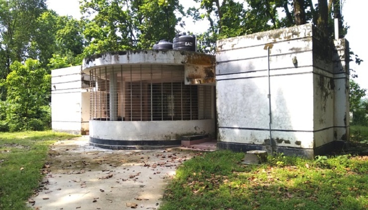 বিশ্রামাগার ও শৌচাগারে ঝুলছে তালা, দুর্ভোগে পর্যটকরা