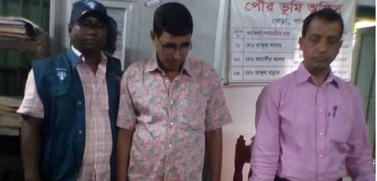 ঘুষের টাকাসহ হাতেনাতে ধরা