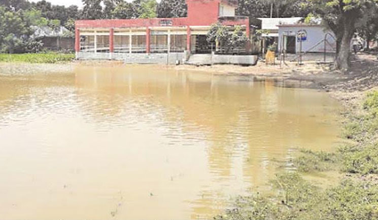 বিদ্যালয় মাঠ ভরাট হয়নি এক শত চব্বিশ বছরও 