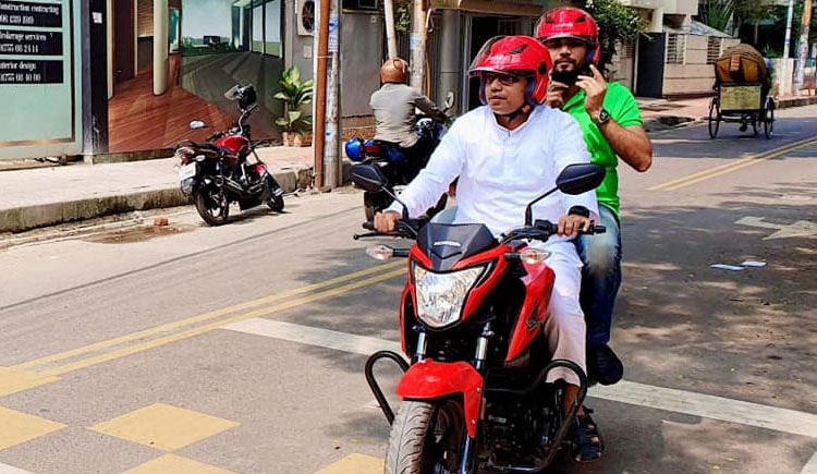 হঠাৎ পলকের বাইকে মাশরাফি!
