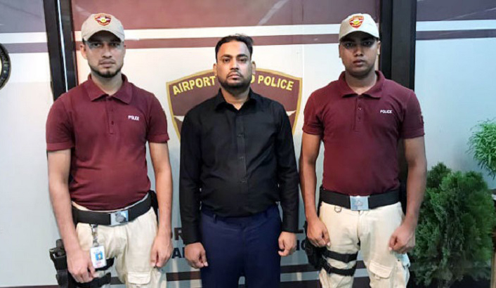 প্যান্টের ভেতর ২০ স্বর্ণের বার