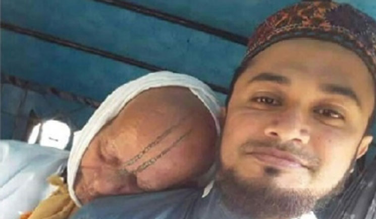 মাওলানার কাঁধে পুরোহিত ঘুমানোর ছবি ভাইরাল