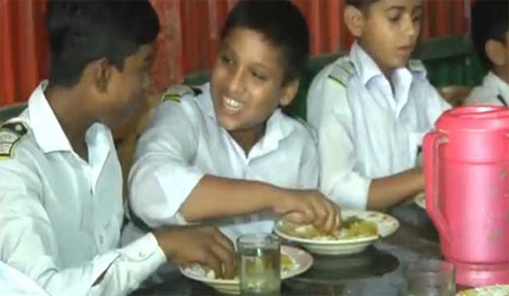 ৫ টাকায় শিক্ষার্থীদের পেটপুরে খাওয়ায় অন্নপূর্ণ!