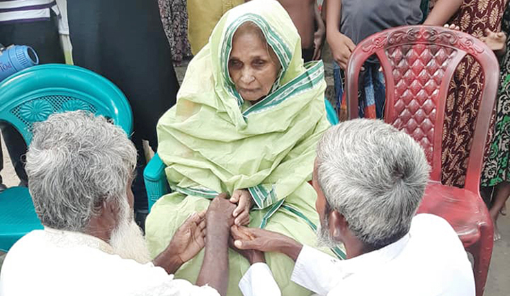 খাবার দেয়নি ছেলেরা, কুঁড়েঘরে থেকে মানসিক ভারসাম্যহীন মা