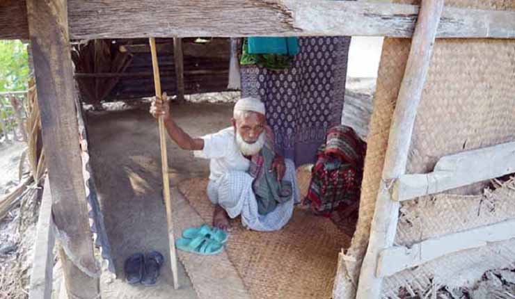 জমি কেড়ে নিয়ে বিক্রি, প্রতিবেশীর গোয়ালে বৃদ্ধ বাবা-মায়ের বাস