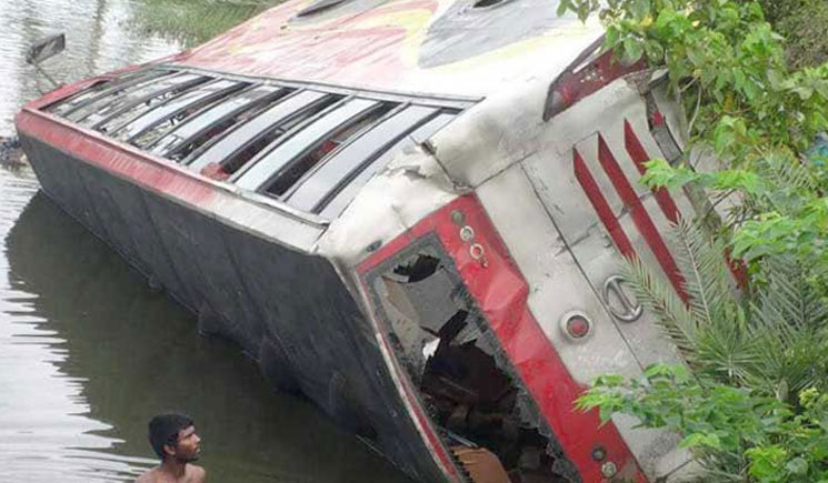 বগুড়ায় বাস উল্টে, মা-মেয়েসহ নিহত ৩