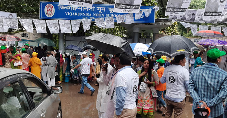 উৎসবমুখর পরিবেশে চলছে ভিকারুননিসার নির্বাচন